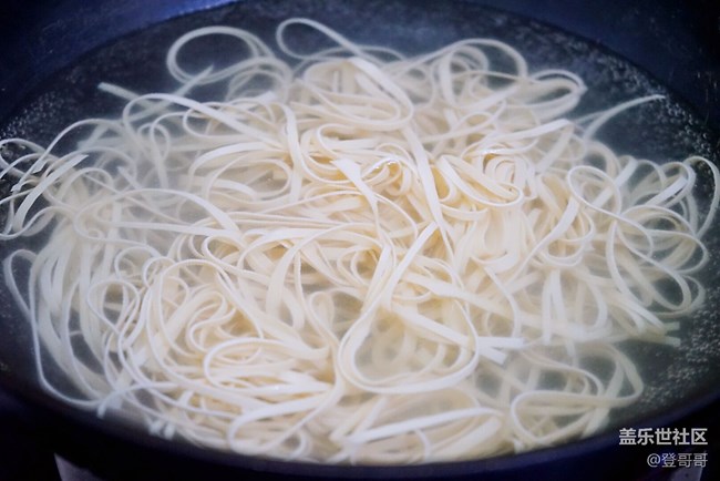 【登哥美食】夏日來一碗涼拌豆皮實(shí)在爽