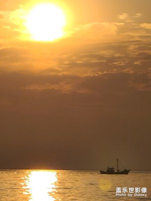 夕陽(yáng)西下，小船歸來(lái)