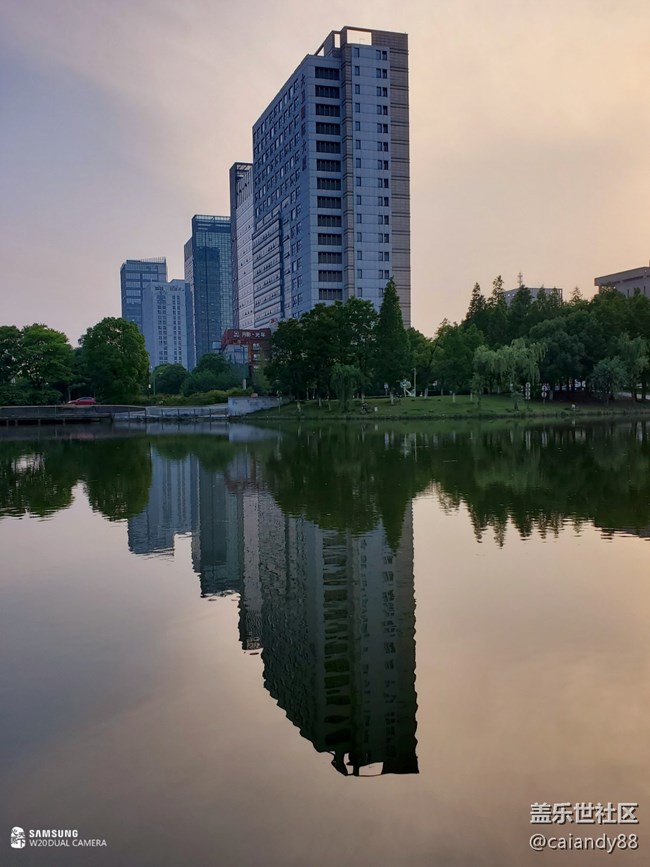 商務也能時尚-W20簡評 商務也能時尚-W20簡評