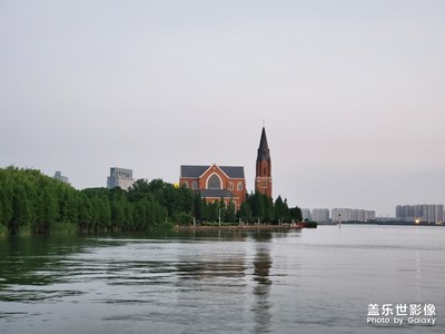 【夏日色彩】+湖邊教堂
