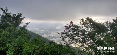 蓮花山的烏云下
