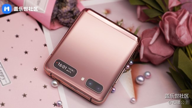 顏值與科技的結(jié)合品！三星Galaxy Z Flip 5G迷霧金圖賞