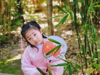 穿漢服的小女孩