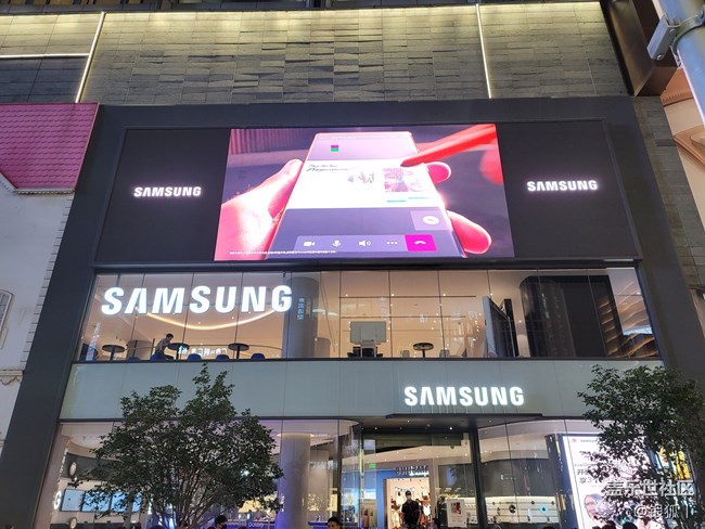 來自機皇Note20U，煥然一新的屏幕體驗