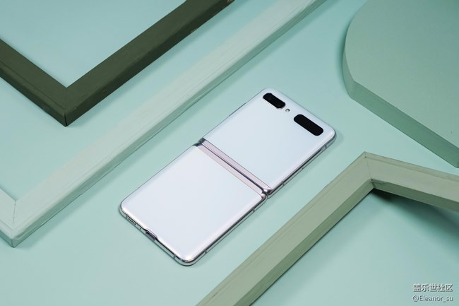 空靈高雅， 顏值爆表! 三星Galaxy Z Flip 5G秘境白美圖賞