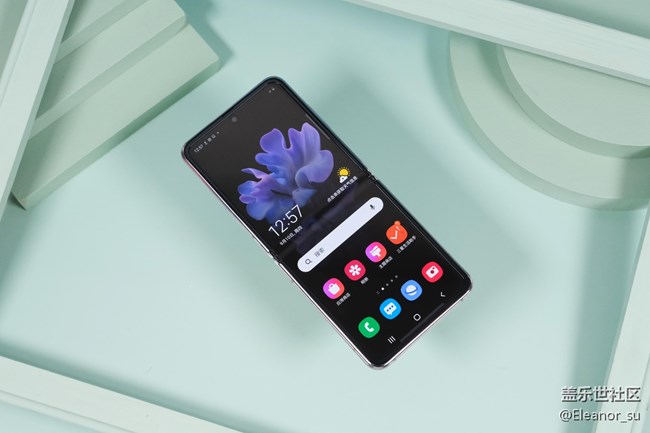 空靈高雅， 顏值爆表! 三星Galaxy Z Flip 5G秘境白美圖賞