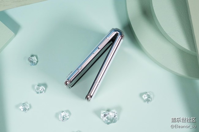 空靈高雅， 顏值爆表! 三星Galaxy Z Flip 5G秘境白美圖賞