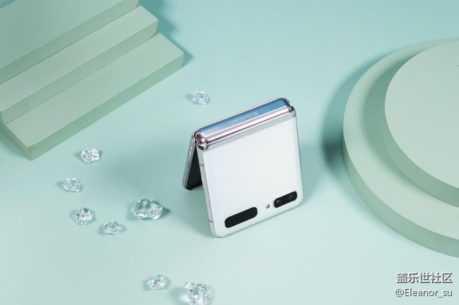 空靈高雅， 顏值爆表! 三星Galaxy Z Flip 5G秘境白美圖賞