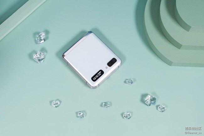 空靈高雅， 顏值爆表! 三星Galaxy Z Flip 5G秘境白美圖賞