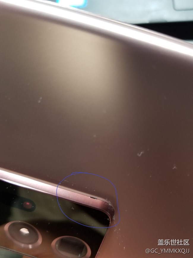 Note20 U 攝像頭右側(cè)有一小縫隙，正常嗎