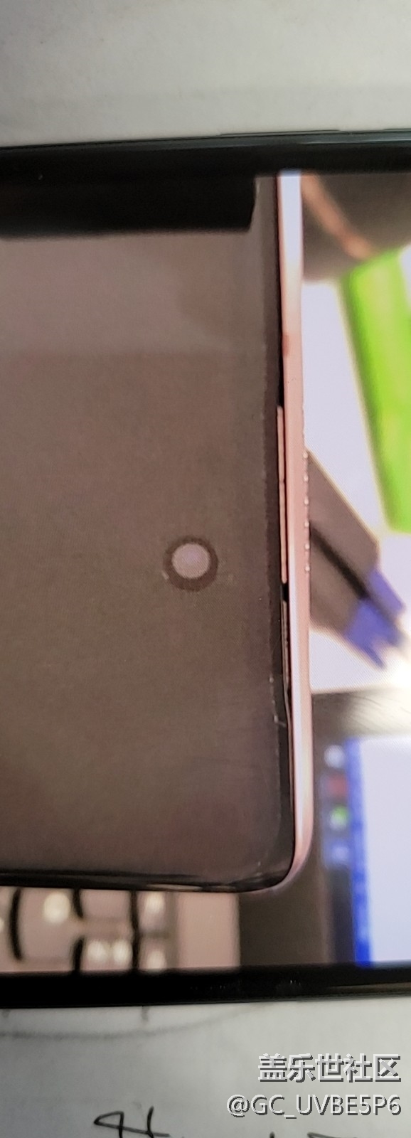 主屏攝像頭上方有一條縫隙，各位機(jī)主求證！