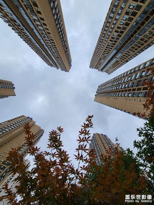 抬頭望天空