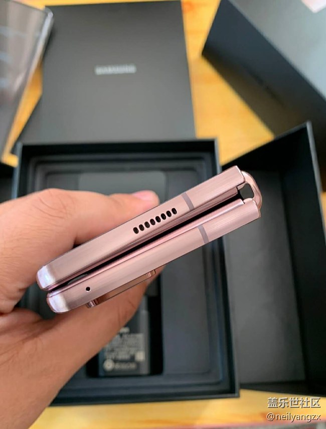 把未來折起放手上(Samsungalaxy Z Fold2 5G上手半月體驗) 把未來折起放手上(Samsungalaxy Z Fold2 5G上手半月體驗)