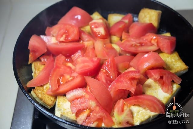秋天西红柿味道最好，贵也要吃，和豆腐一起做比肉味道还好