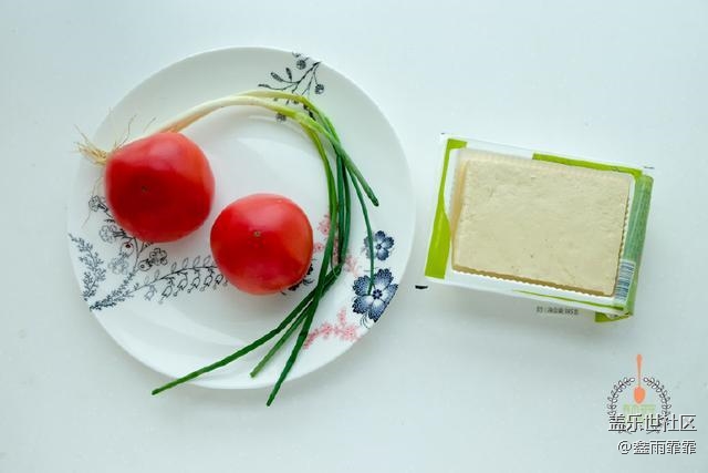 秋天西紅柿味道最好，貴也要吃，和豆腐一起做比肉味道還好