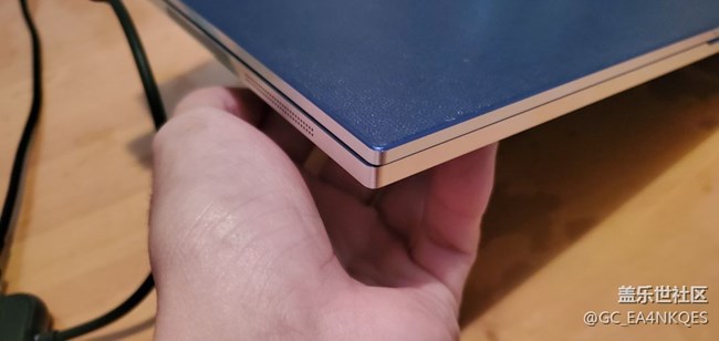 B面和C面邊框?qū)Σ积R