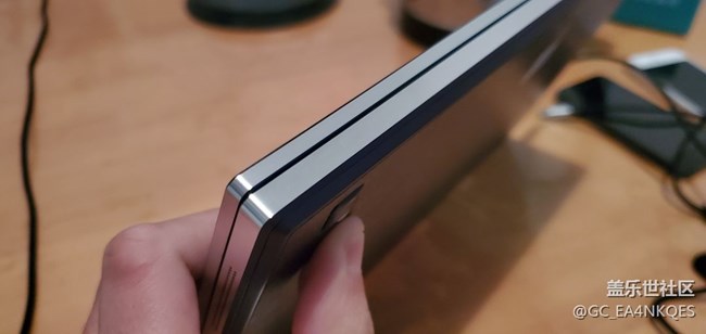 B面和C面邊框?qū)Σ积R