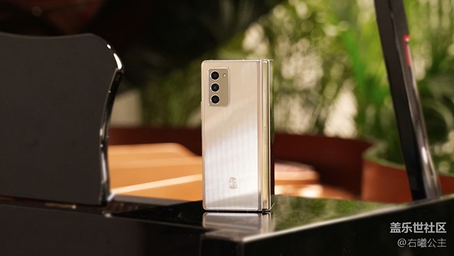 三星W21 5G「高級(jí)功能手表和徽標(biāo)」功能，真尊貴！