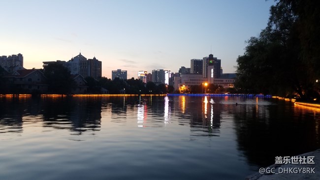 傍晚的琥珀潭邊