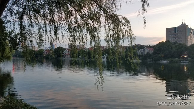 傍晚的琥珀潭邊