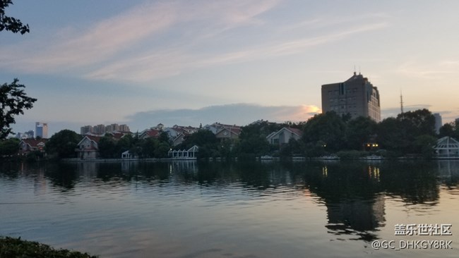 傍晚的琥珀潭邊