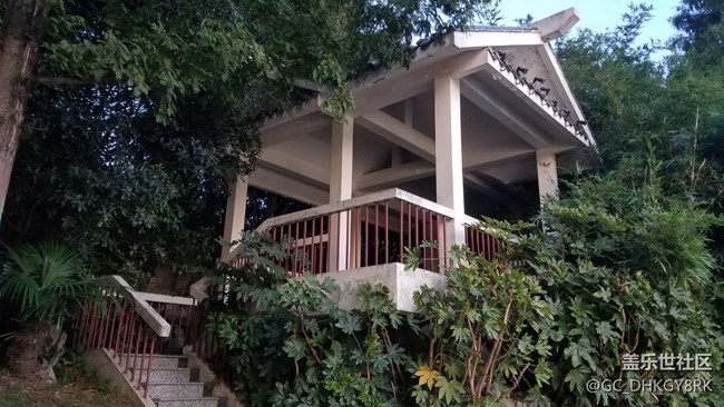 傍晚的琥珀潭邊