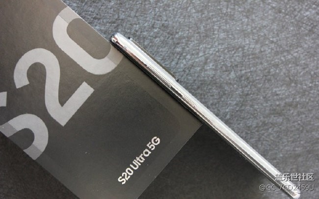 S20 Ultra意向白簡直是女生必備凹造型的時尚利器