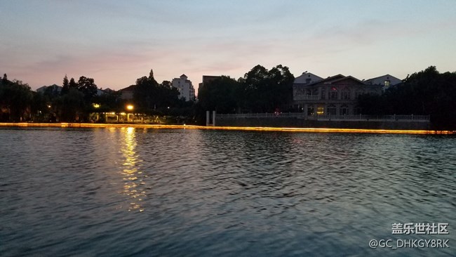 琥珀潭的傍晚