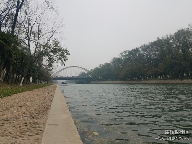 冬天的護城河邊