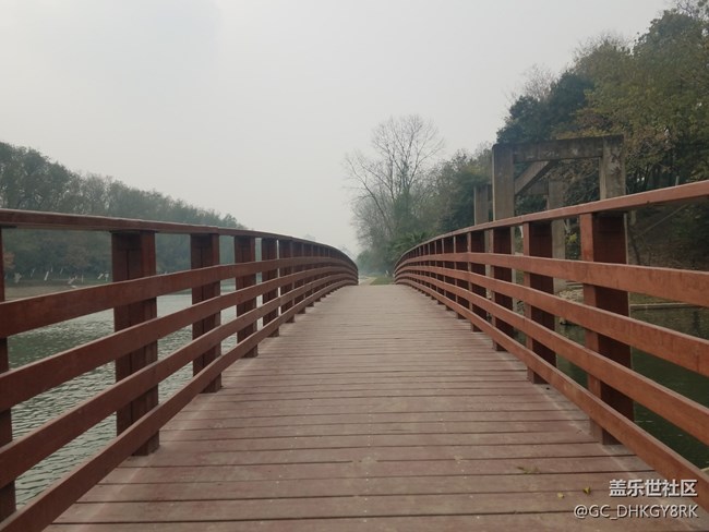 冬天的護城河邊