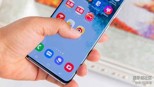 手機(jī)手機(jī)首先考慮手，三星Galaxy S20的握持與操作