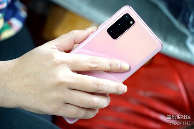 6.2英寸屏幕的三星 S20使用起來會不會很??？妹紙給你答案！