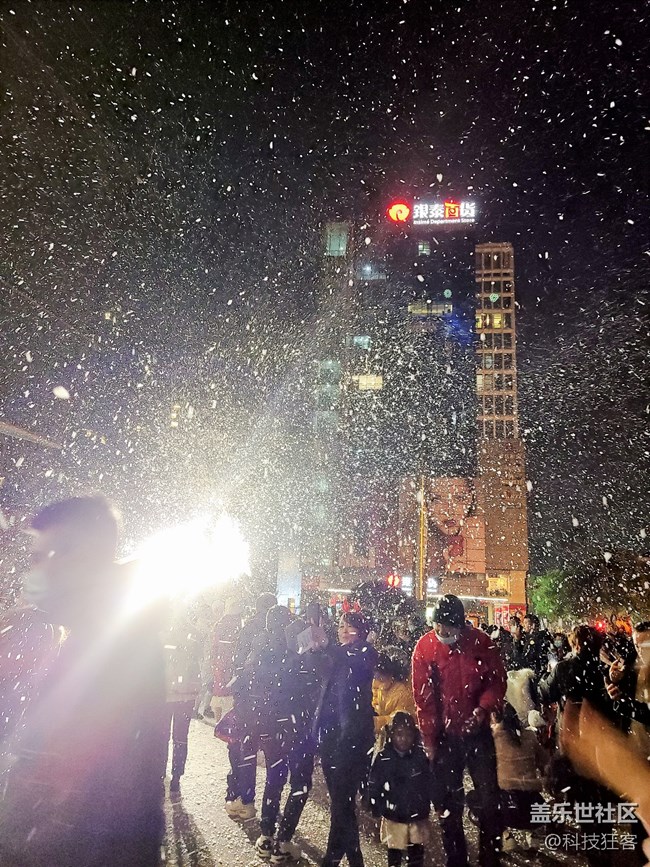 今年圣誕元素雖然少了點(diǎn)，三星S20+夜景表現(xiàn)還是蠻出色的