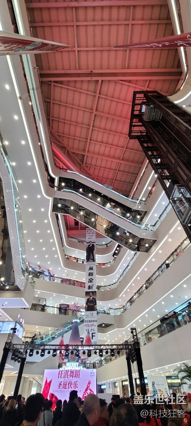 今年圣誕元素雖然少了點(diǎn)，三星S20+夜景表現(xiàn)還是蠻出色的