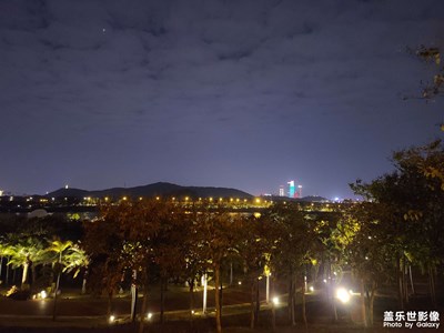 夜風(fēng)凜凜。