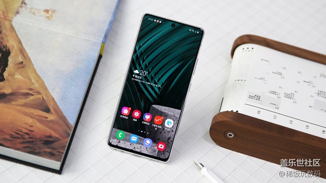 三星A71不僅體驗好，外觀設(shè)計也是極具亮點(diǎn)的