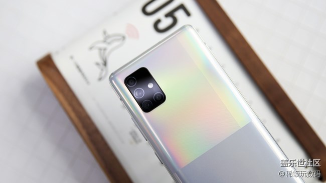 三星A71不僅體驗好，外觀設(shè)計也是極具亮點(diǎn)的