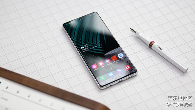 三星A71不僅體驗好，外觀設(shè)計也是極具亮點(diǎn)的