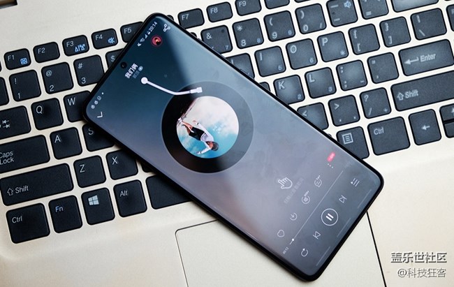 三星 S20+手感可真比iPhone 11 要好，你們覺得呢？