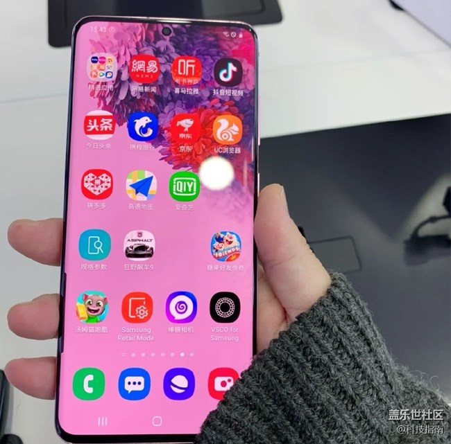 配上手機殼的三星S20，依舊是便攜神器