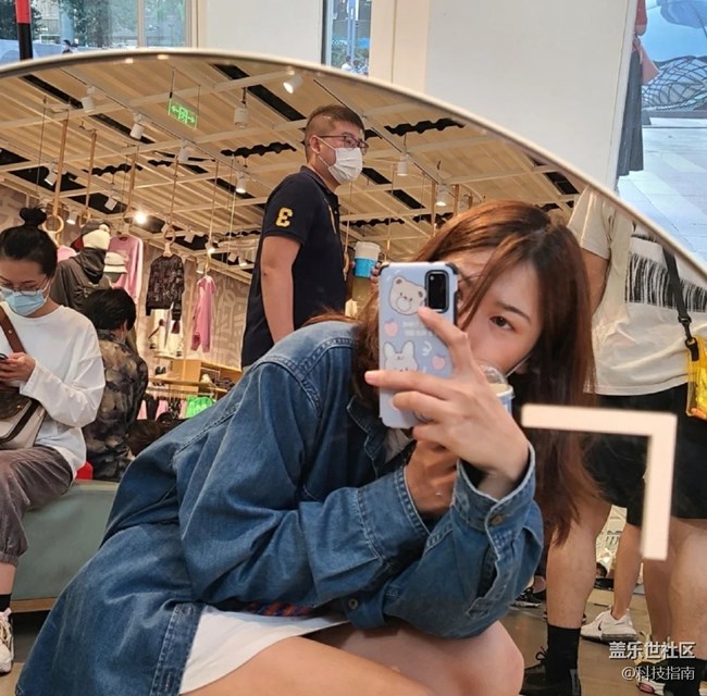 配上手機殼的三星S20，依舊是便攜神器