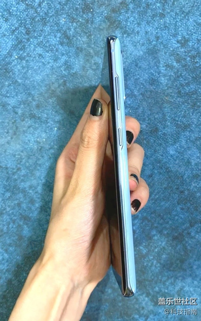 配上手機殼的三星S20，依舊是便攜神器