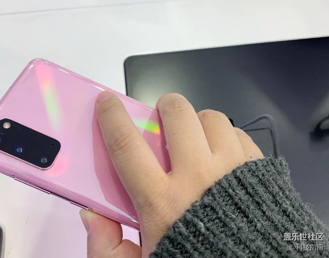 配上手機殼的三星S20，依舊是便攜神器