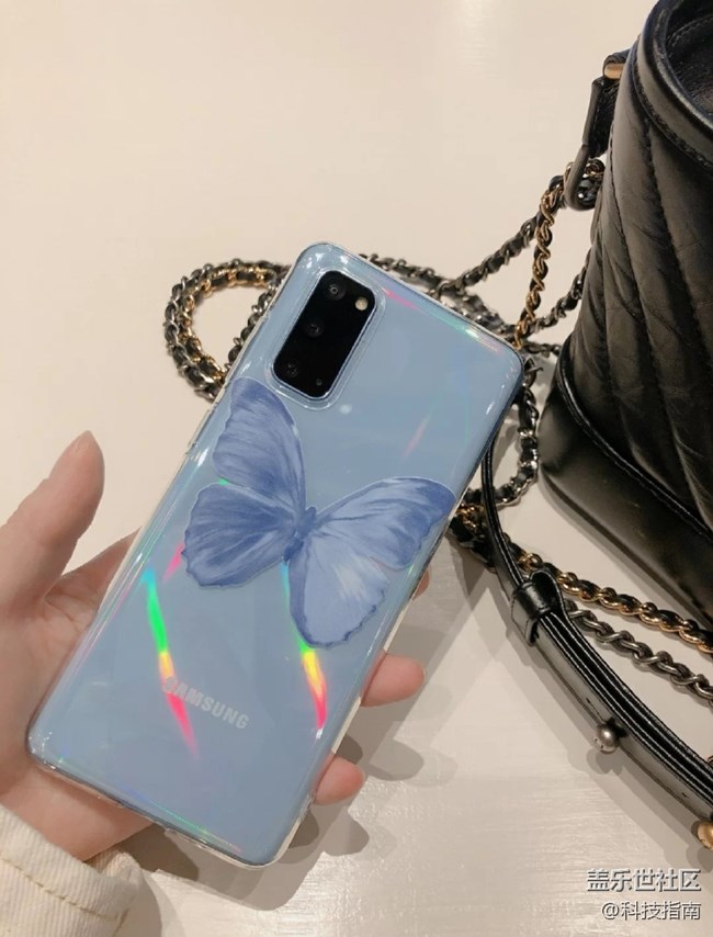 配上手機殼的三星S20，依舊是便攜神器