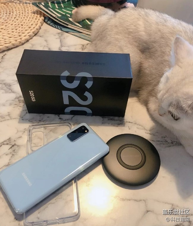 配上手機殼的三星S20，依舊是便攜神器
