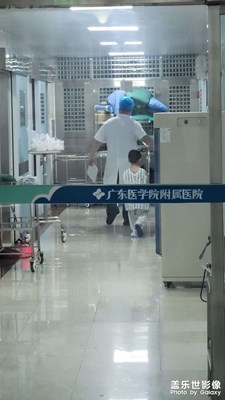 自己跟醫(yī)生叔叔走進手術(shù)室的小朋友