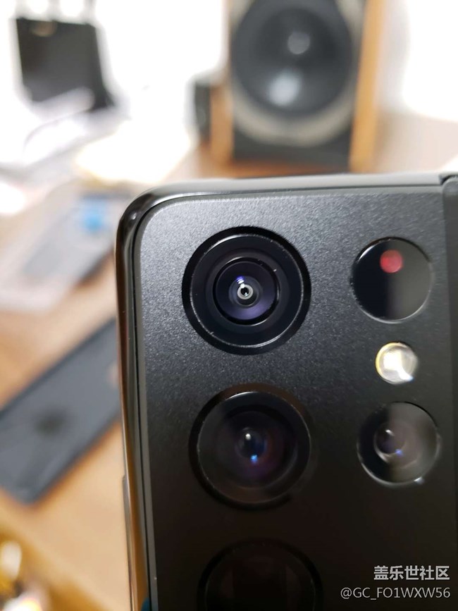 三星Galaxy S21 Ultra頂配，主攝像頭內(nèi)有明顯的灰塵