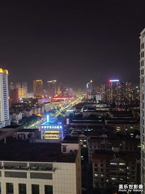 看車來車往，時間每分每秒都在流逝。