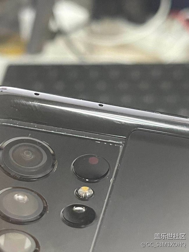 想到黑色容易掉漆，貼了個鏡頭膜邊角還是掉漆了