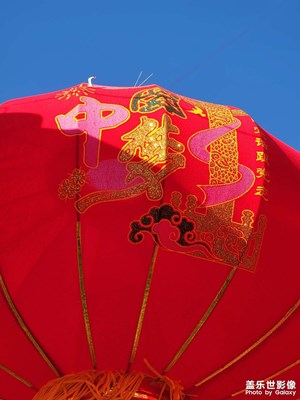 喜氣中國(guó)紅。